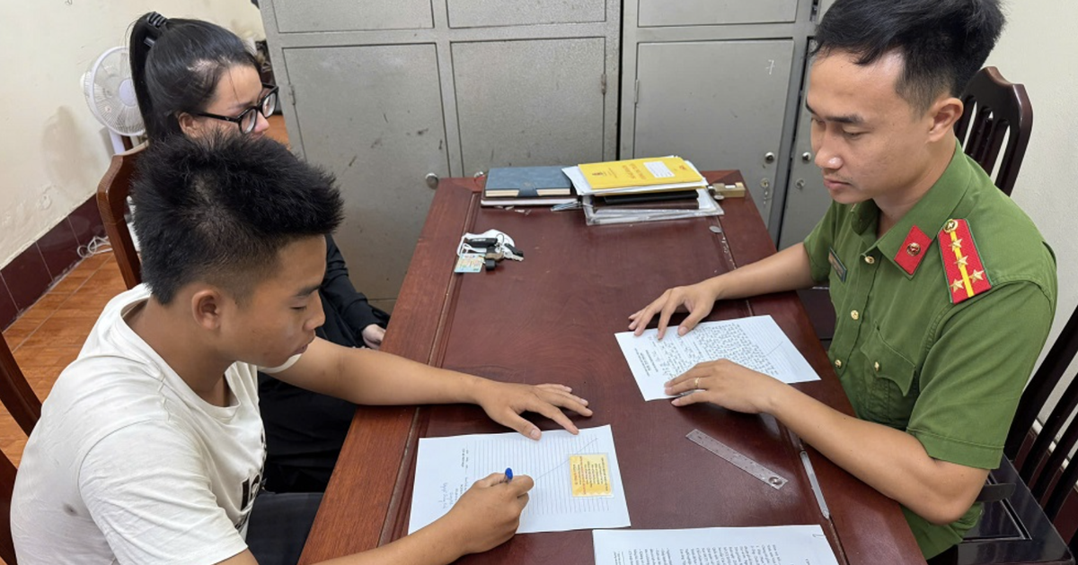 Lái xe SH bằng hai chân, nam thanh niên được công an ‘mời’ làm việc