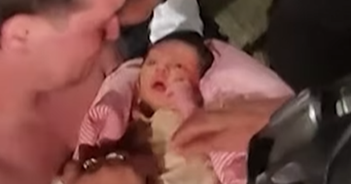 Bé sơ sinh được đưa ra khỏi đống đổ nát ở Venezuela sau 32 giờ mắc kẹt