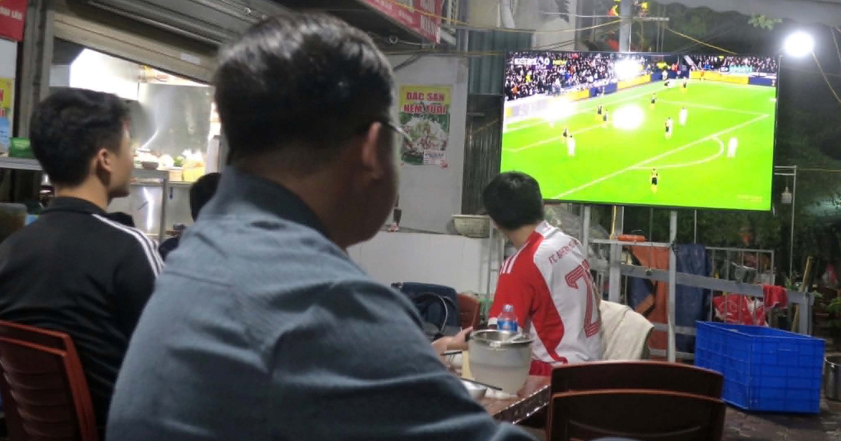 Bóng lăn trên sân, đừng để nợ lăn vào nhà
