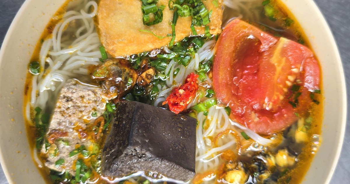 Bún riêu ốc Tiến Cua với bí quyết tạo mảng riêu cua ngon - chắc - đẹp