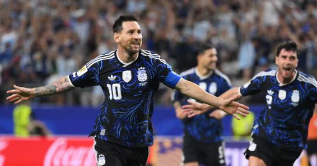 Messi ghi bàn thắng thứ 19 ở World Cup, Argentina toàn thắng cả 3 trận vòng bảng