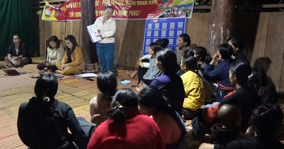Đêm xuống, lãnh đạo xã ngồi bệt xuống sàn nhà rông để 'lắng nghe phụ nữ nói'