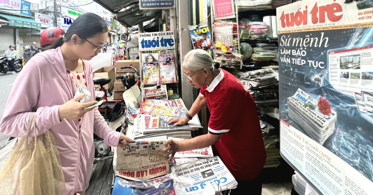 Xúc động trao nhau những 'tờ báo chia tay'