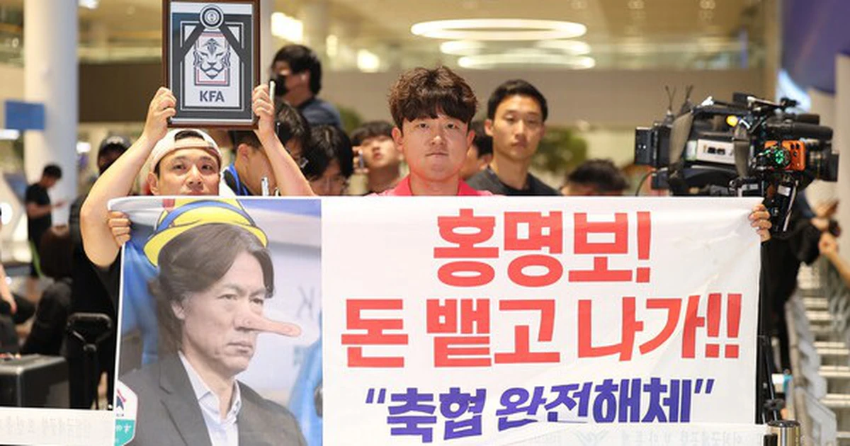 HLV Hong Myung Bo bị đám đông phục kích ở sân bay lúc 4h sáng, với yêu cầu 'cút khỏi Hàn Quốc'