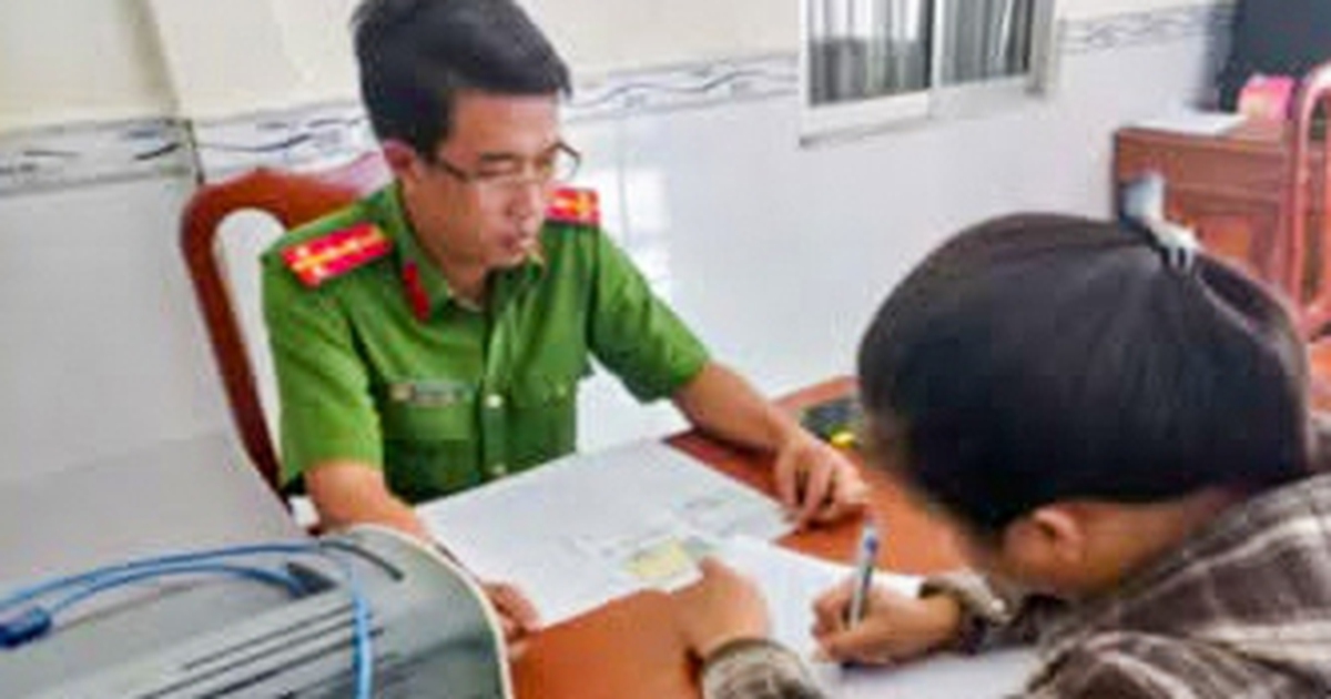Một phụ nữ Cà Mau bị mời làm việc vì tự đăng clip vi phạm giao thông lên Facebook