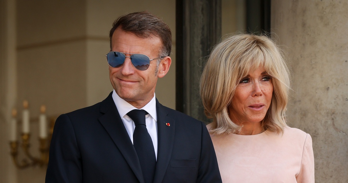 Ông Macron tái xuất với cặp kính râm từng gây sốt toàn cầu