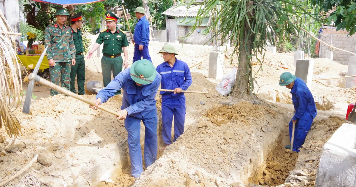 Phát hiện hài cốt liệt sĩ cùng vỏ đạn AK, cặp da... khi đào móng nhà