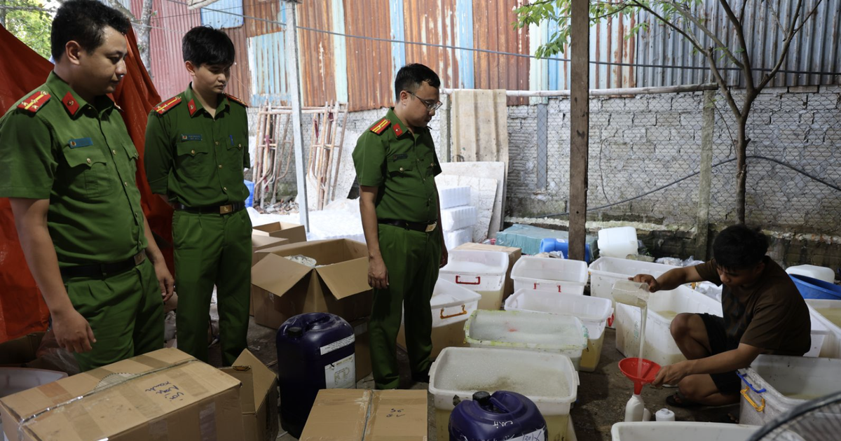 Triệt phá đường dây tự pha chế sữa tắm, dầu gội, thu giữ gần 30.000 sản phẩm giả