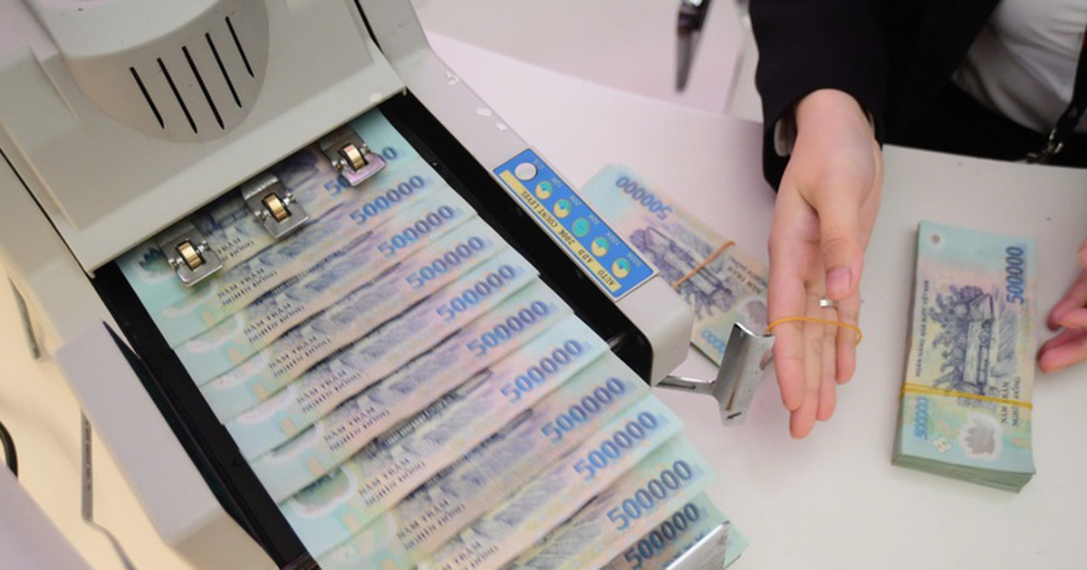 Vì sao giới đầu tư chứng khoán thường 'ngóng' tin lãi suất giảm?