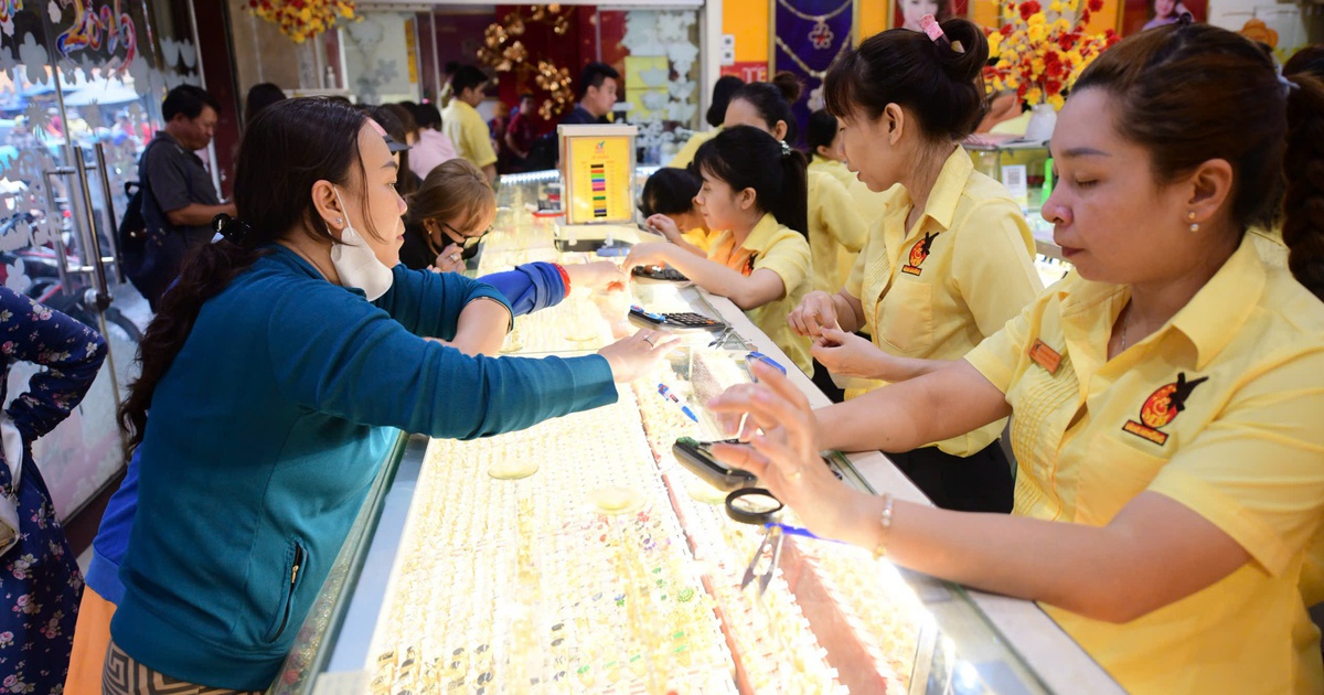 Đọc nhanh 30-6: Giá vàng giảm tiếp; Phát Đạt vay MBBank 8.835 tỉ rót vào siêu dự án ở Thủ Thiêm