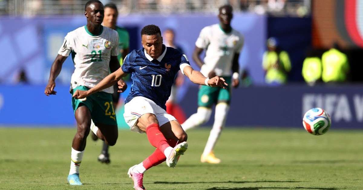 Giới khoa học lý giải tư thế sút dị biệt của Mbappe
