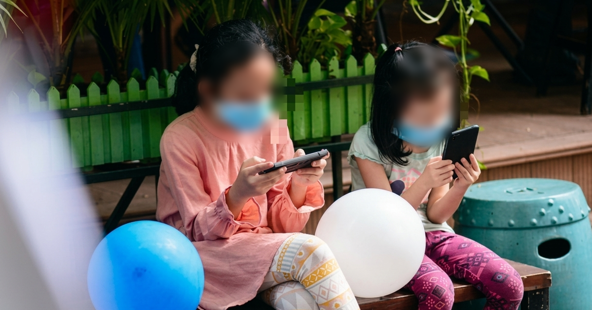 Không thể giao trẻ em cho mạng xã hội: Bằng cách gì cấm trẻ không lên mạng?