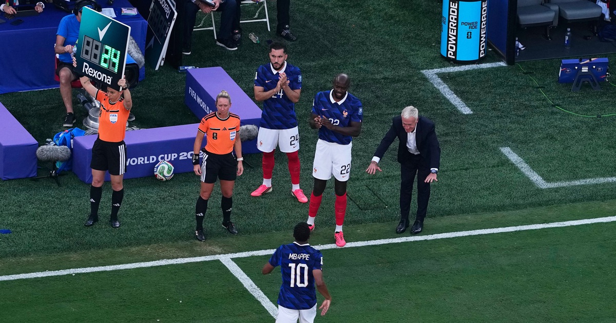 HLV tuyển Pháp cúi đầu thán phục trước Mbappe