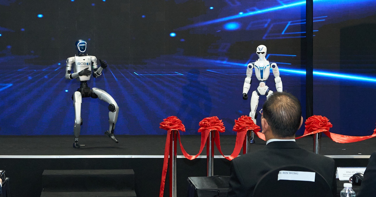 Robot hình người 'đổ bộ' triển lãm cơ khí ở TP.HCM