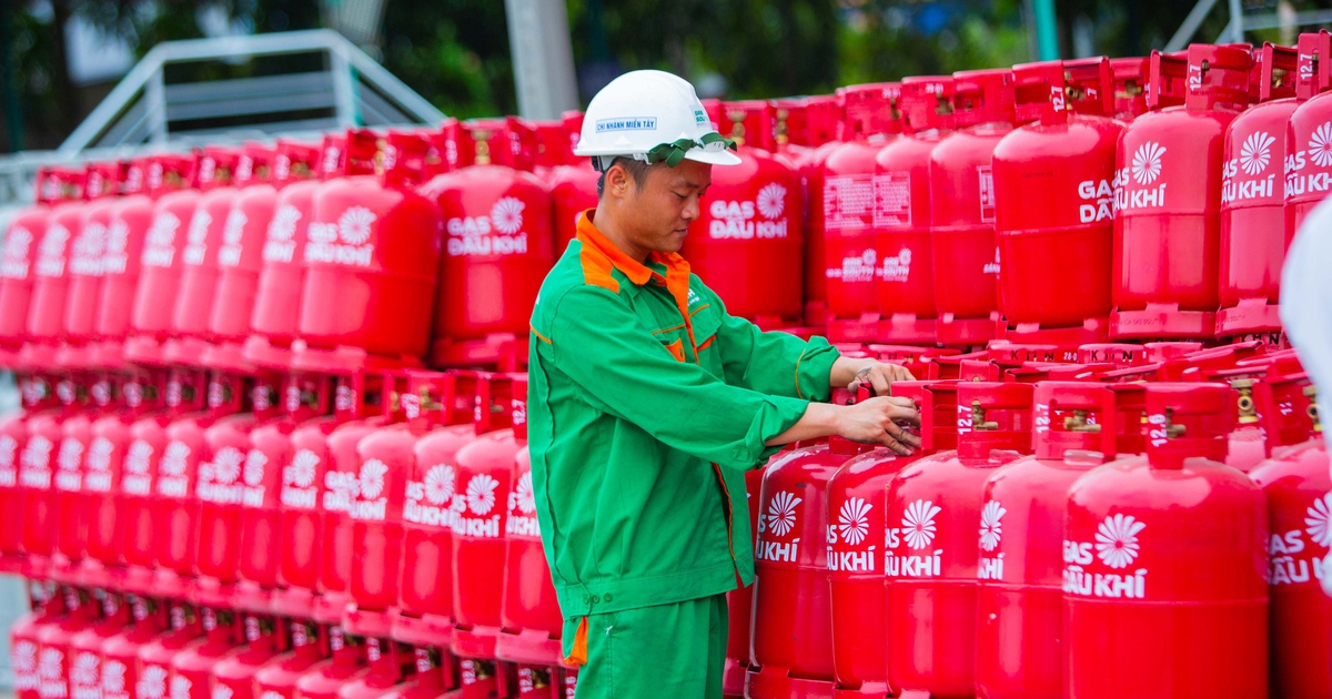 Giá gas vừa giảm khoảng 70.000 đồng/bình 12kg, nhưng cánh nội trợ vẫn buồn vì 'chưa thấm vào đâu'