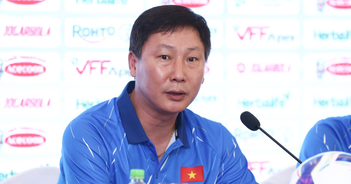HLV Kim Sang Sik tìm giải pháp kết hợp Xuân Son, Hoàng Hên và Tài Lộc