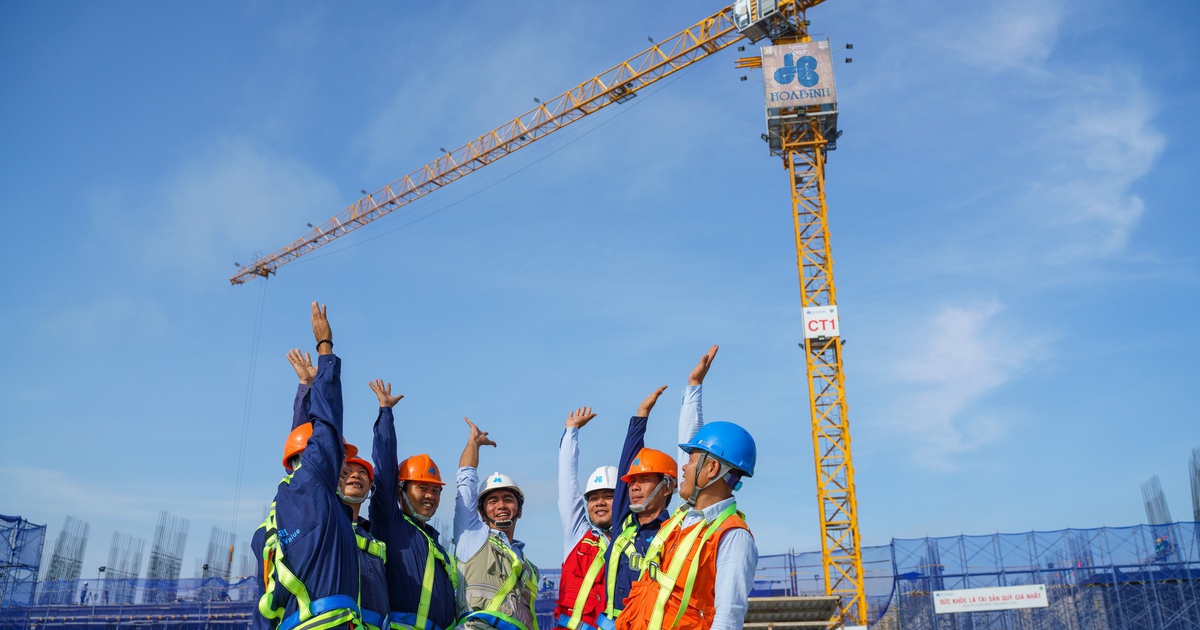 Thị giá 5.037 đồng, một công ty muốn phát hành cổ phiếu giá 10.000 đồng hoán đổi khoản nợ 514 tỉ