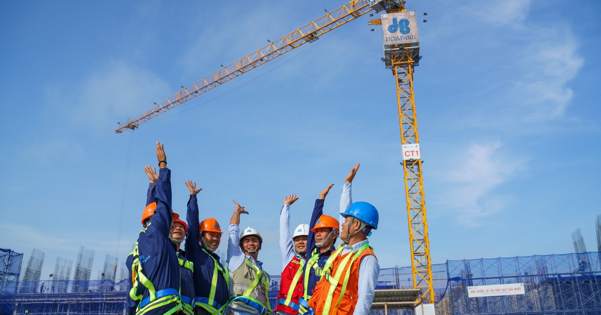 Thị giá 5.037 đồng, một công ty muốn phát hành cổ phiếu giá 10.000 đồng hoán đổi khoản nợ 514 tỉ