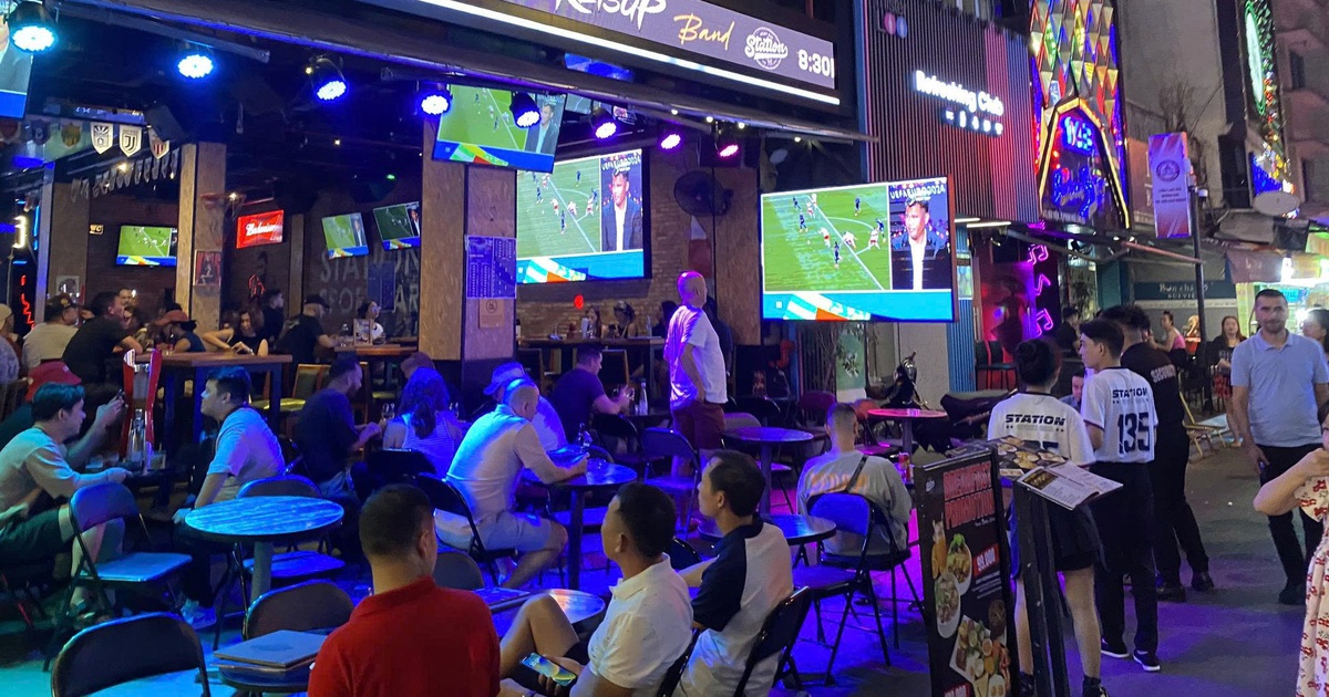 Trắng đêm xem World Cup: Làm thế nào để vui mà vẫn khỏe?