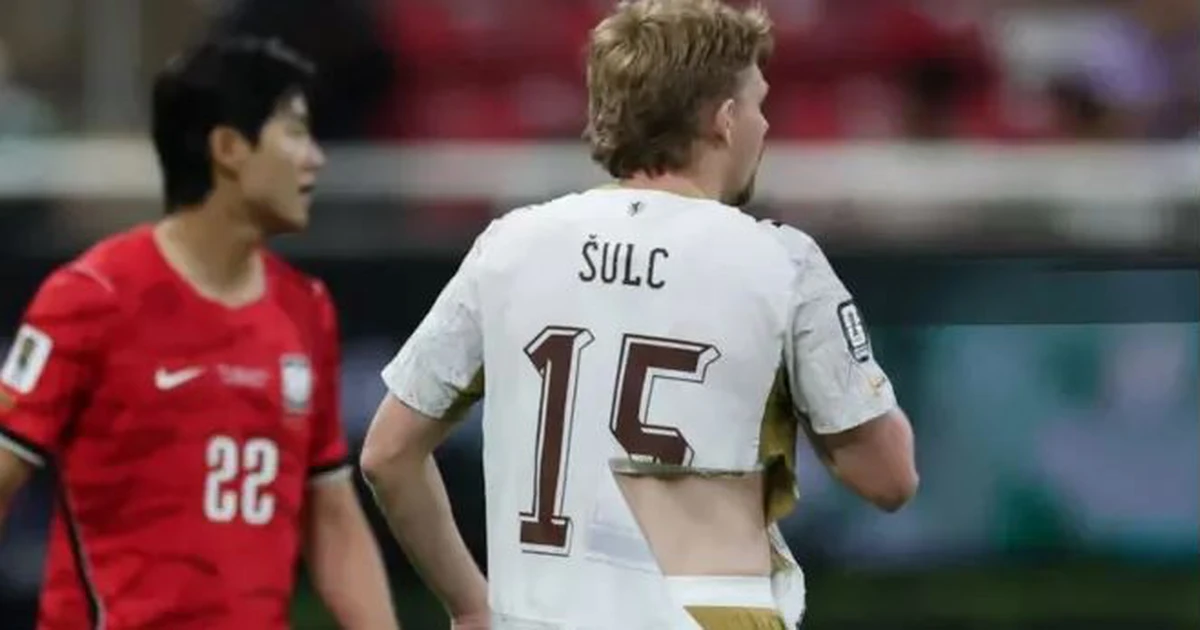 Tại sao áo đấu ở World Cup hay bị rách tả tơi?