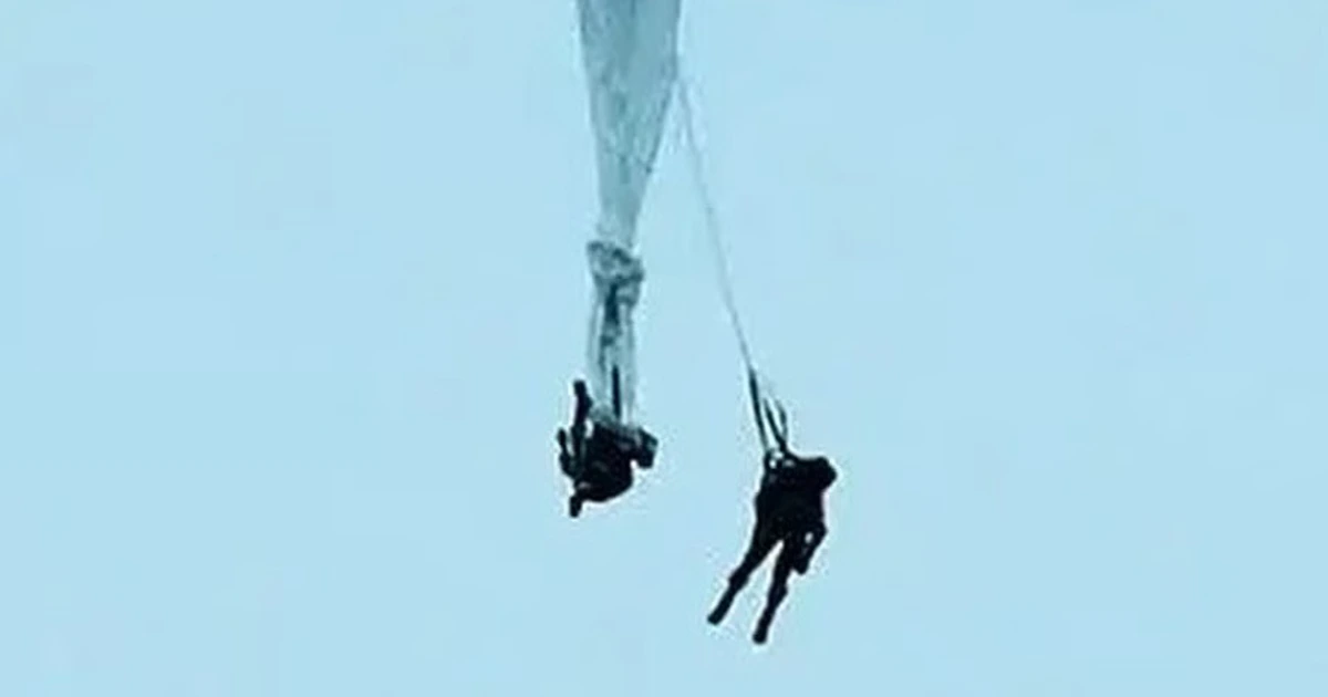 Lính nhảy dù Trung Quốc liều mình cứu đồng đội bị ngất xỉu giữa không trung