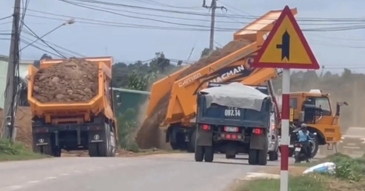 Lộ bãi cát nghi khai thác lậu, xe không biển số chở đất đi bán