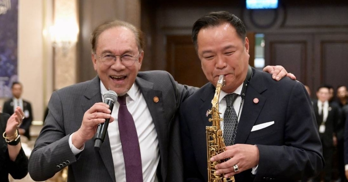 Thủ tướng Thái Lan trổ tài thổi kèn saxophone trong chuyến thăm chính thức Malaysia