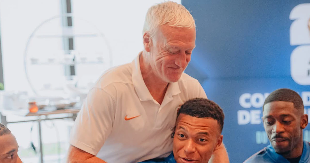 Ai ngồi kế 'ông chủ' Mbappe trên bàn ăn chung tuyển Pháp?