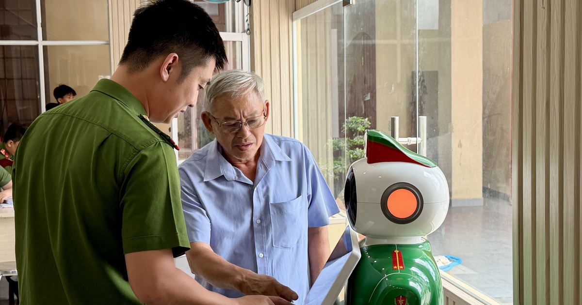 Người dân thích thú tương tác với robot lễ tân mang sắc phục công an