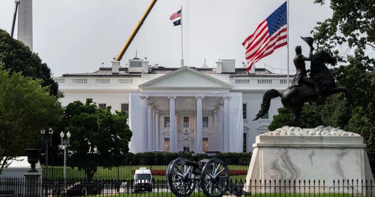 Nhà Trắng nâng cấp an ninh, gia cố cửa chính sau các vụ đe dọa ông Trump