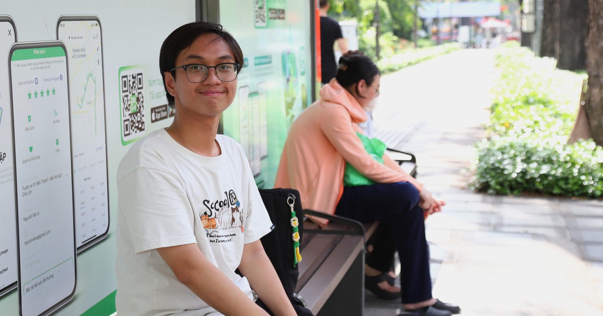 Nhiều bạn trẻ ở TP.HCM cất xe máy, đổi qua đi xe buýt