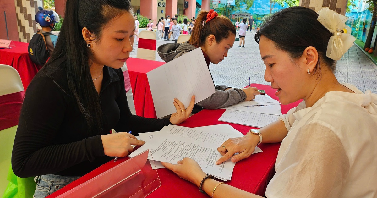 Phụ huynh TP.HCM nhận phiếu báo nhập học lớp 1 và 6, có thật không?