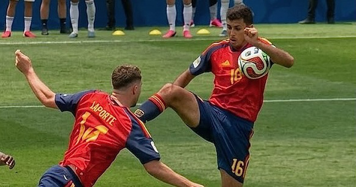 Rodri để bóng chạm tay trong vòng cấm, vì sao Tây Ban Nha vẫn thoát phạt đền?
