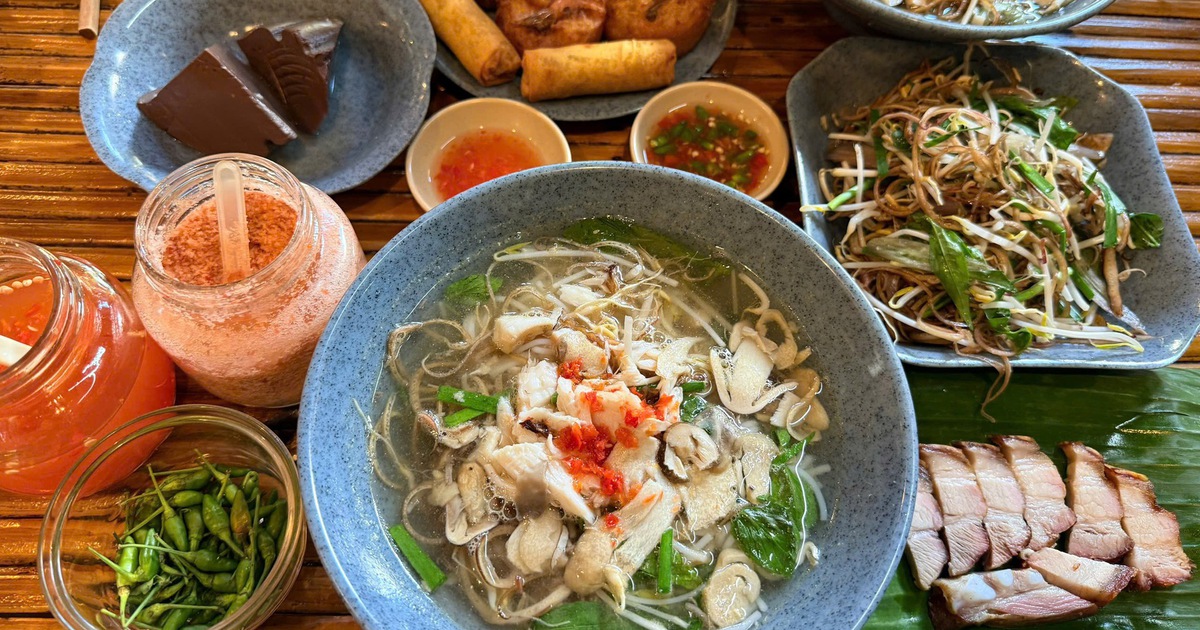 Về Trà Vinh ăn bún nước lèo bình dân