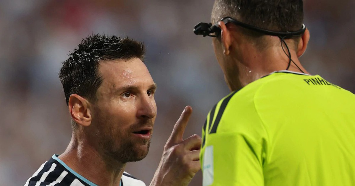 Messi chỉ mặt trọng tài rồi đòi hỏi điều gì?