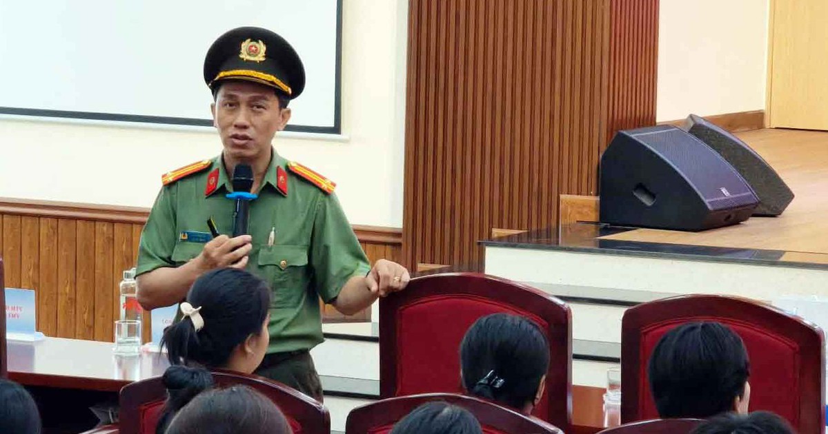 Trung tá công an chỉ sinh viên '4 không, 2 phải' để tránh bẫy lừa đảo tuyển dụng