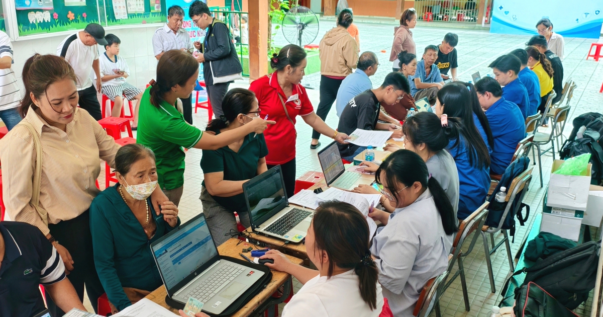 Người dân TP.HCM phấn khởi đi khám sức khỏe định kỳ miễn phí