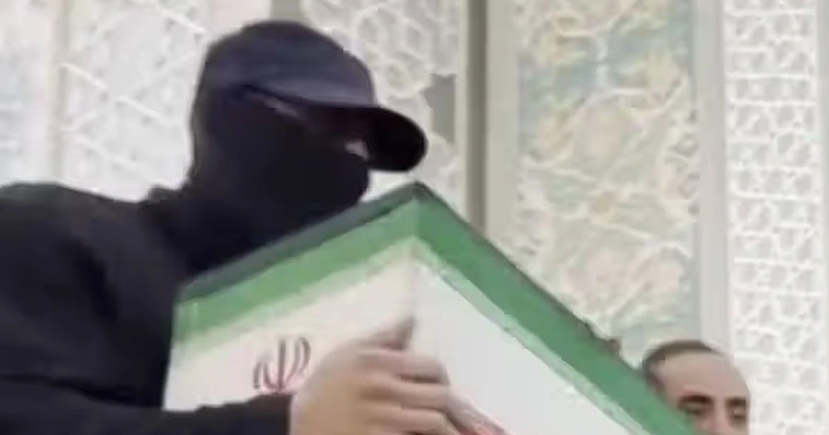 Người đàn ông đeo khẩu trang đen kín mặt tại tang lễ ông Ali Khamenei là ai?