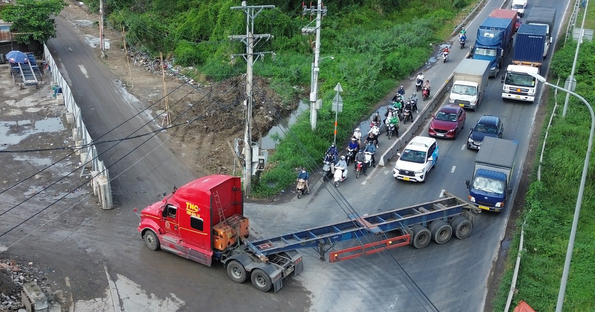 Bãi xe container vẫn tung hoành, cản trở giao thông trên đường Võ Chí Công