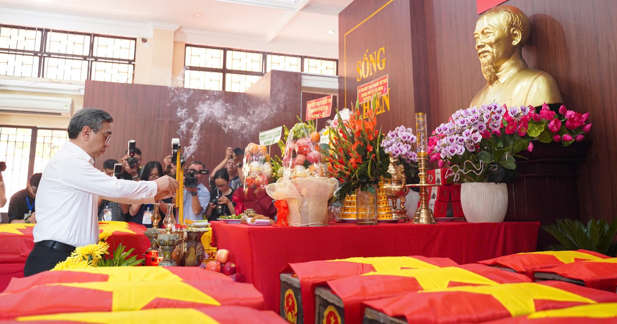 Phó bí thư Thành ủy Nguyễn Phước Lộc dâng hương liệt sĩ và động viên lực lượng tìm kiếm tại công viên Lê Thị Riêng