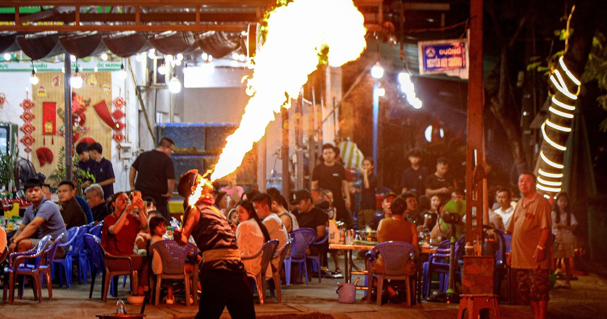 Đà Nẵng siết hàng rong, xử lý cả người phun lửa làm xiếc ở quán ăn