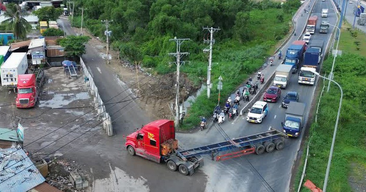 Bãi xe container tự phát gây tắc nghẽn đường Võ Chí Công: Vì sao các phường vẫn để tồn tại?