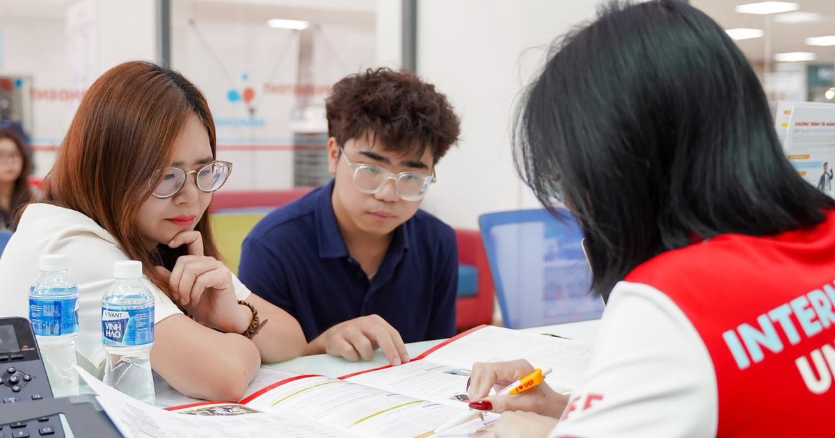 Điểm sàn đại học 2026: Nhìn từ khoảng cách 10 điểm