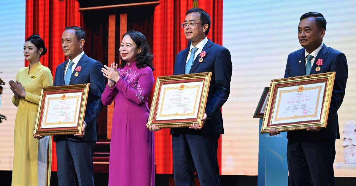 Vietnam Airlines đón nhận Huân chương Lao động hạng ba và bằng khen của Thủ tướng
