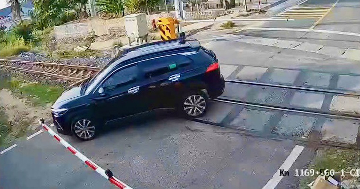 2 tài xế ở Đắk Lắk bị xử lý khi lái ô tô vượt rào chắn đã hạ