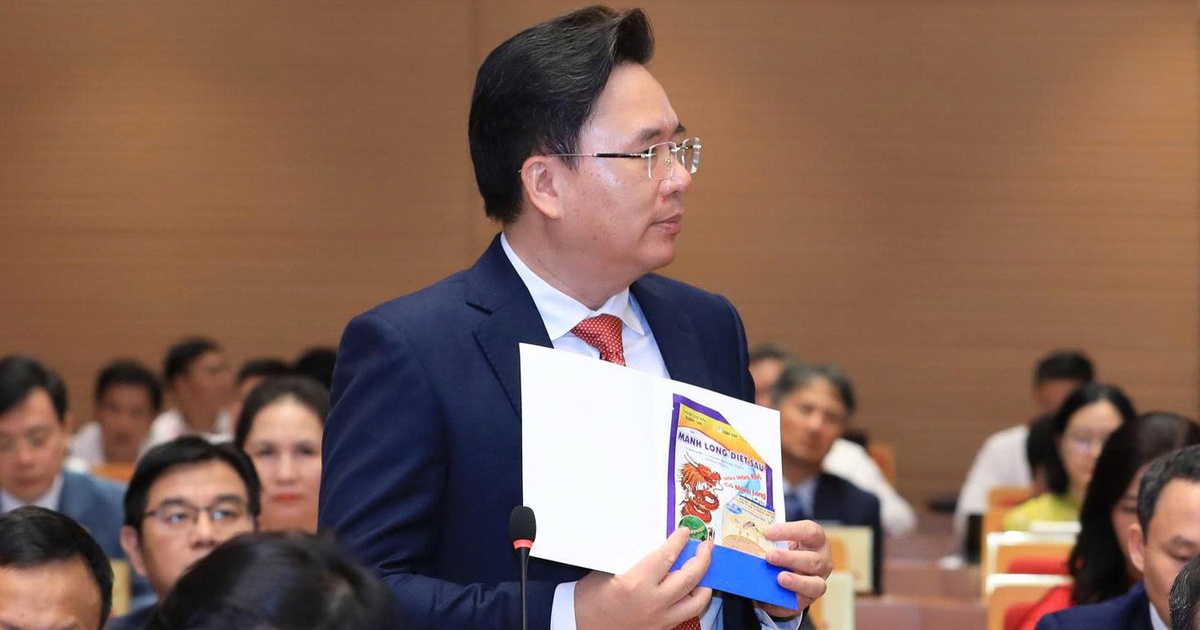 Đại biểu HĐND TP Hà Nội mang luôn vỏ bao thuốc trừ sâu vào nghị trường chất vấn Chủ tịch phường