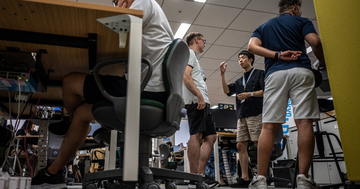 Nắng nóng khắc nghiệt, công chức Tokyo được mặc quần short đi làm