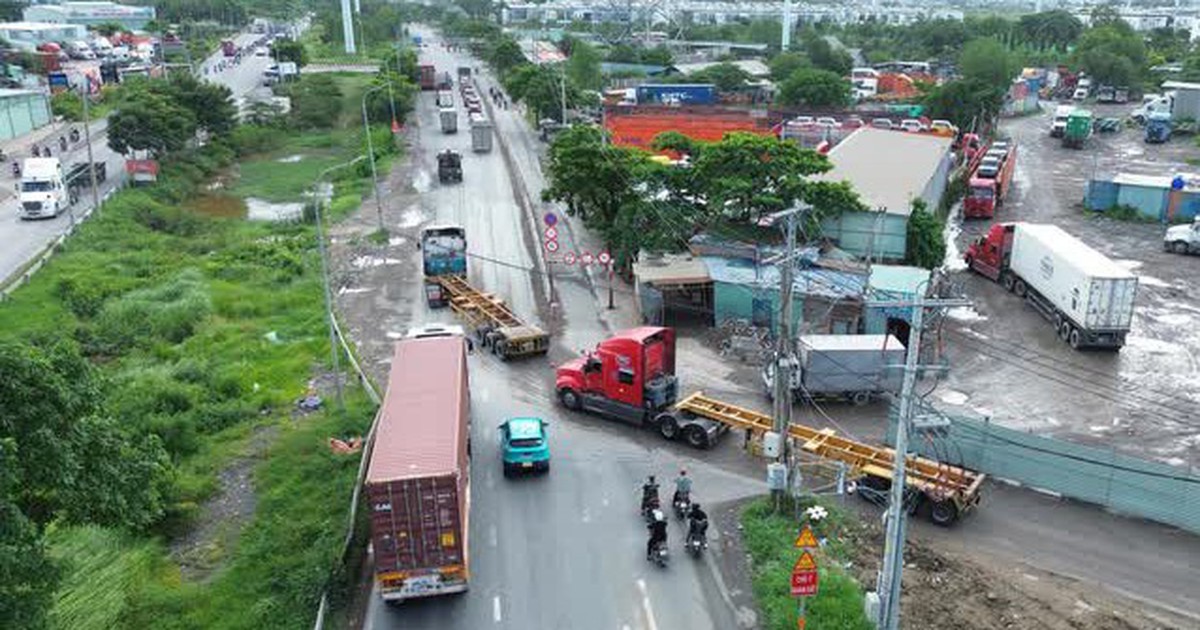Bãi xe tự phát tồn tại do thiếu bến bãi hợp pháp hay thiếu quản lý?