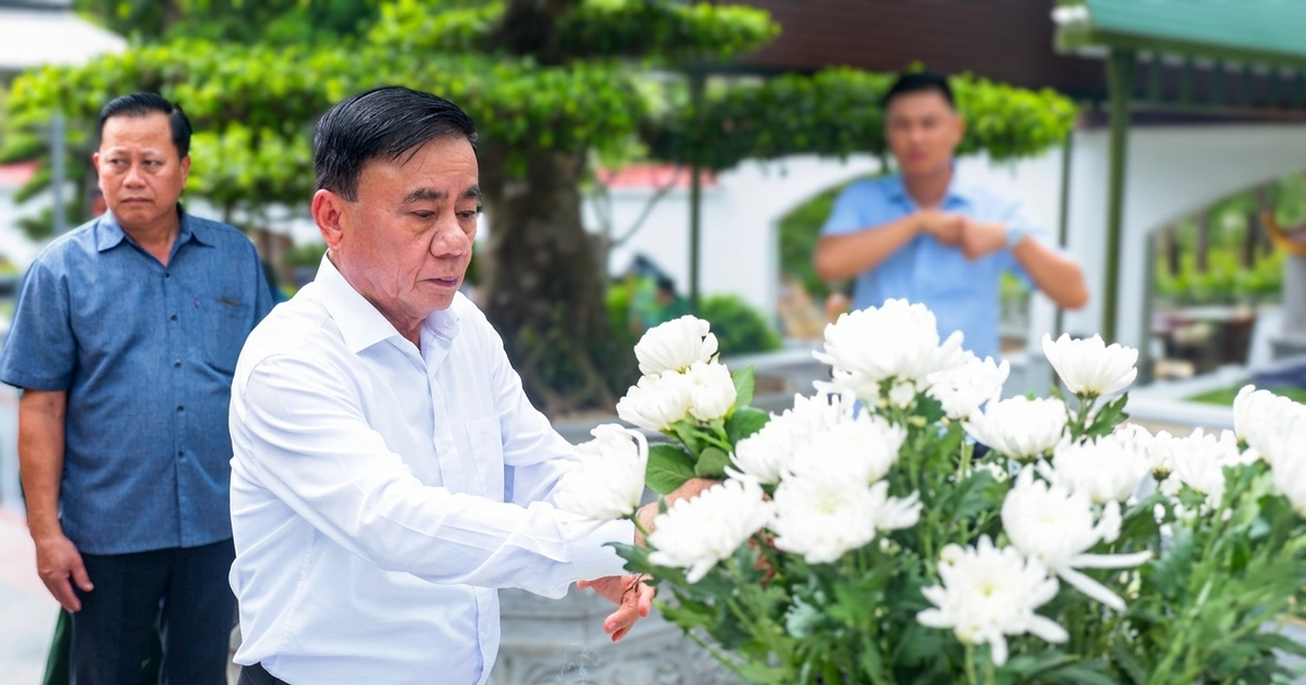 Thường trực Ban Bí thư Trần Cẩm Tú dâng hương tri ân các anh hùng liệt sĩ tại Ngã ba Đồng Lộc