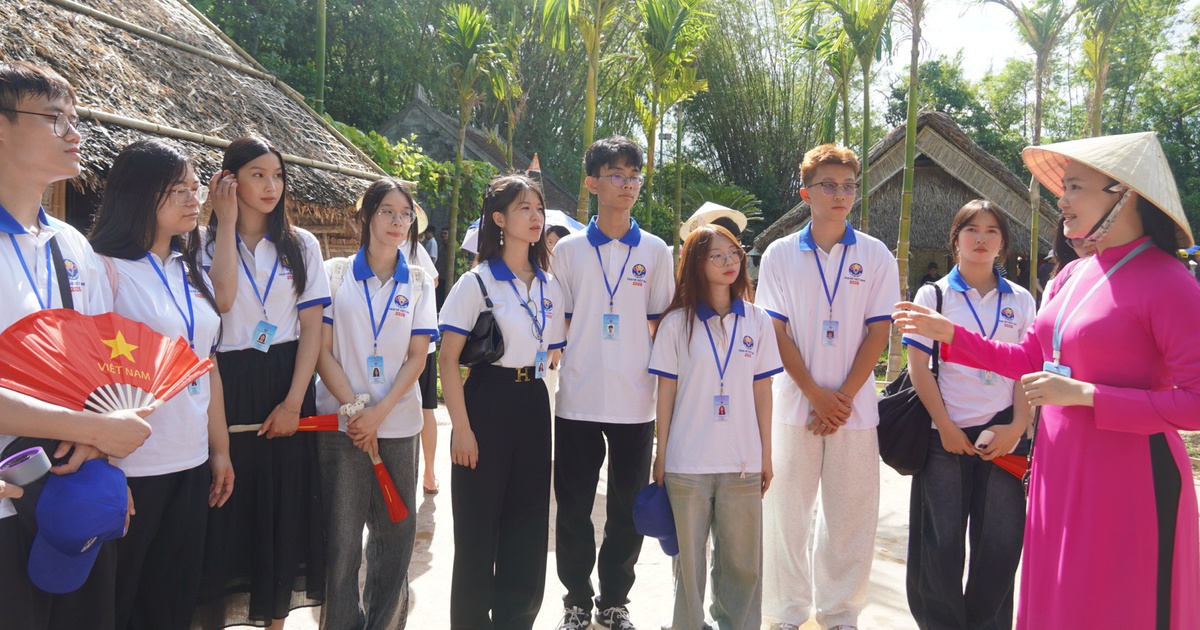 Kiều bào trẻ về làng Sen, Hoàng Trù nghe kể chuyện tuổi thơ Bác Hồ